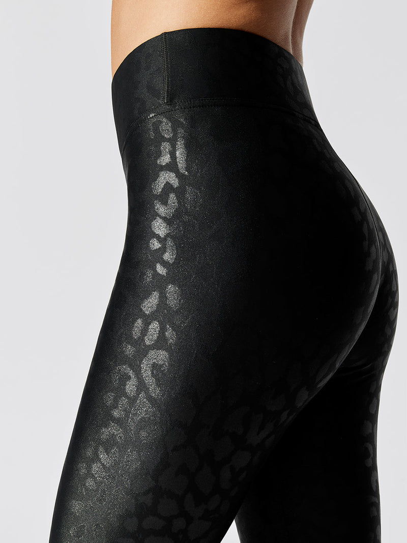 Regular Rise 7/8 Legging in Leopard Takara Shine - Black
